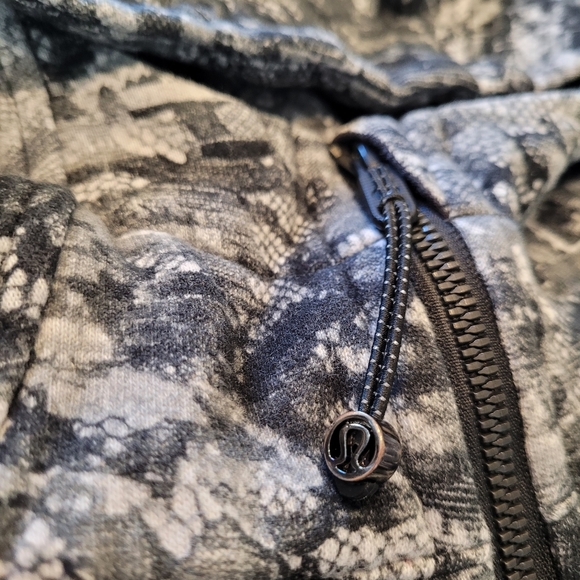 Size 6 Lululemon scuba hoodie print is black lace - Picture 2 of 3